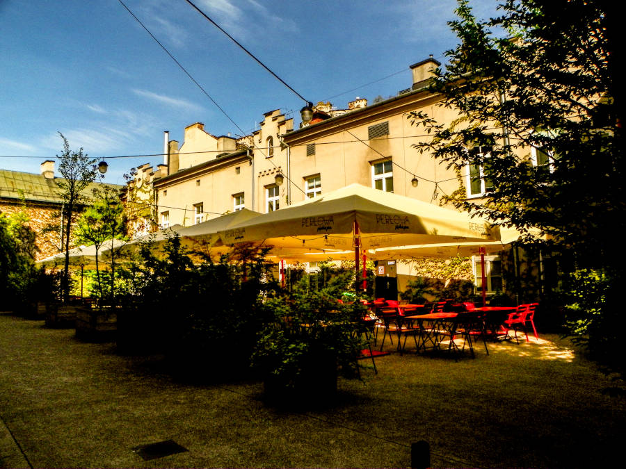 Podwórko Perłowej Pijalni Piwa w Lublinie - zdjęcie do menu