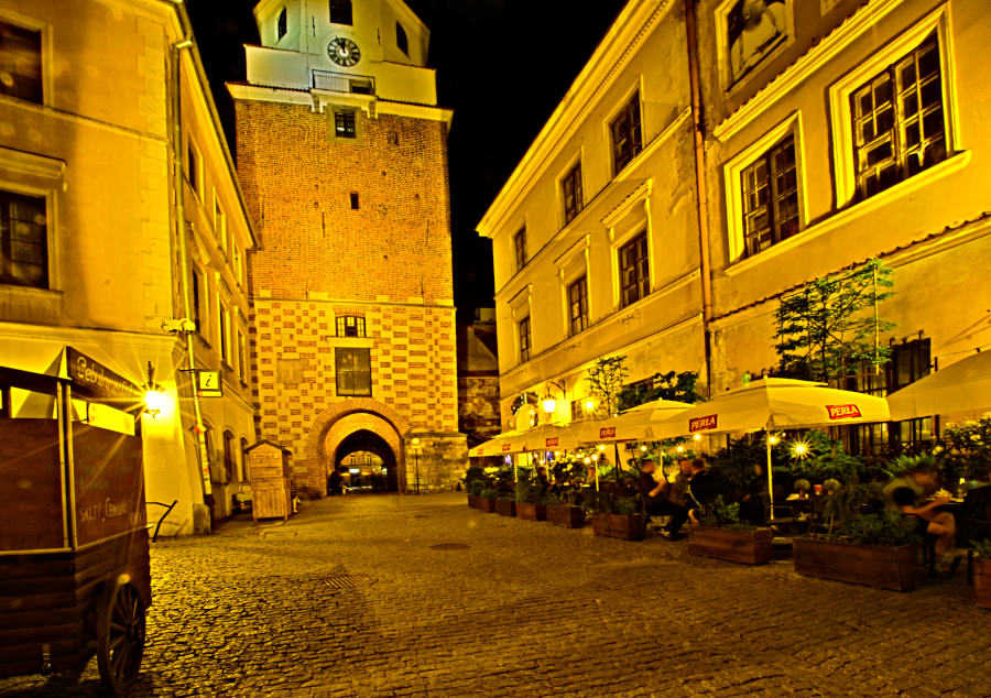 Nocny widok na Stół i Wół z Bramą Krakowską - zdjęcie do menu 