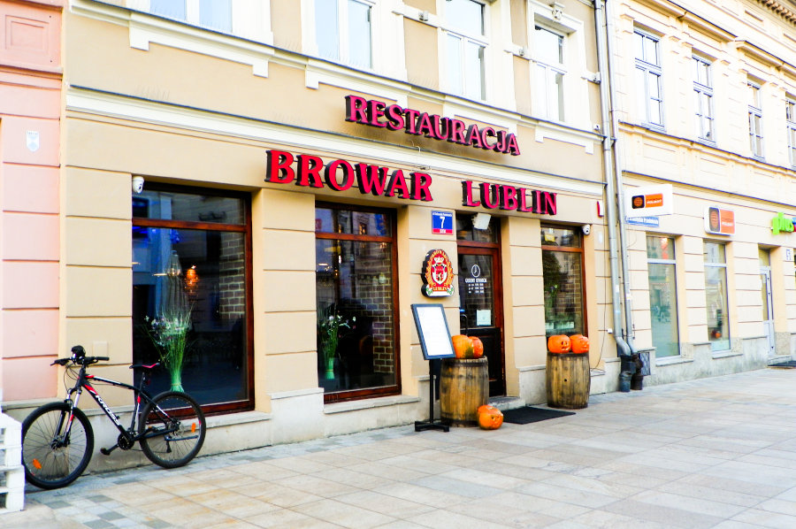Ekspozycja menu przed Restauracją Browar Lublin