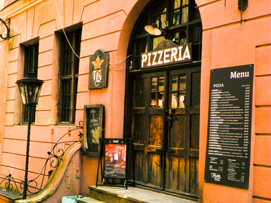Menu pizzerii Trakt Królewski w Lublinie, przed wejściem do lokalu