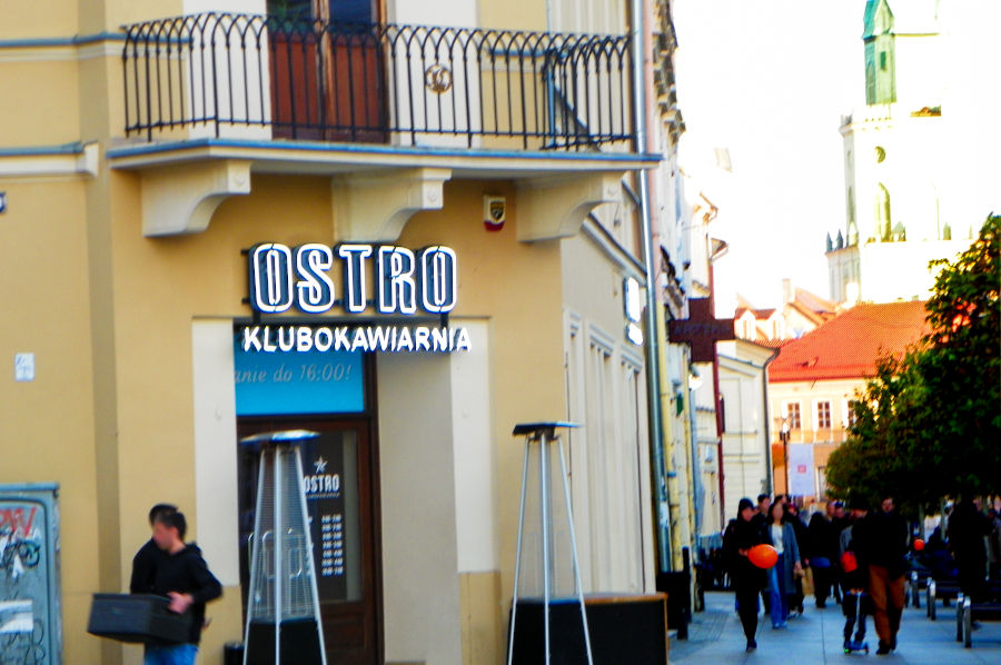 Klubokawiarnia Ostro w Lublinie z Wieżą Trynitarską w tle - zdjęcie do menu