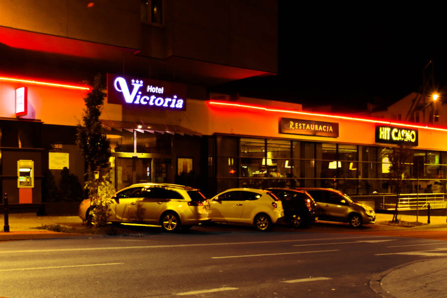 Wejście restauracji Ogród i hotelu Victoria w Lublinie - zdjęcie do menu