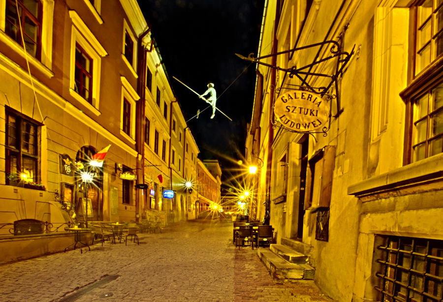 Nocny widok ulicy Grodzkiej w Lublinie, z pizzerią Trakt Królewski - zdjęcie do menu