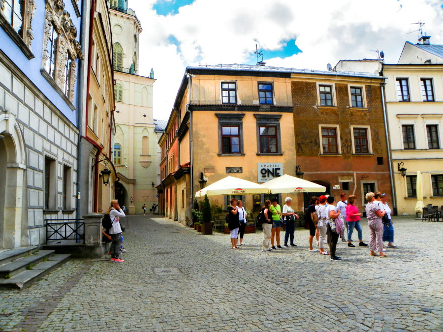 Turyści przed Restauracją 16 Stołów w Lublinie -zdjęcie do menu
