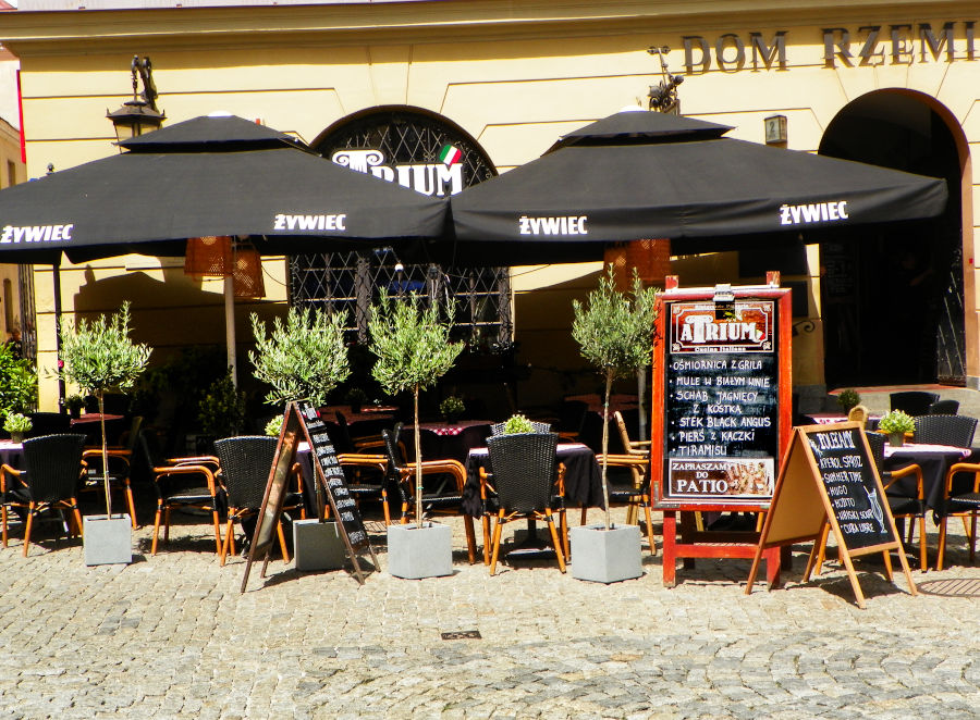 Ekspozycja menu w ogródku Restauracji Atrium w Lublinie