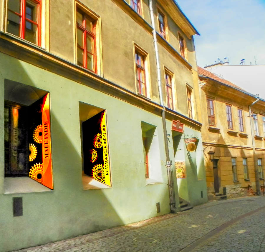 Menu przy wejściu do restauracji Małe Indie przy Rybnej 2