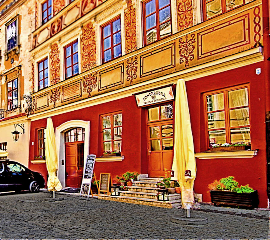 Ekspozycja menu przed Żydowską Restauracją Mandragora w Lublinie