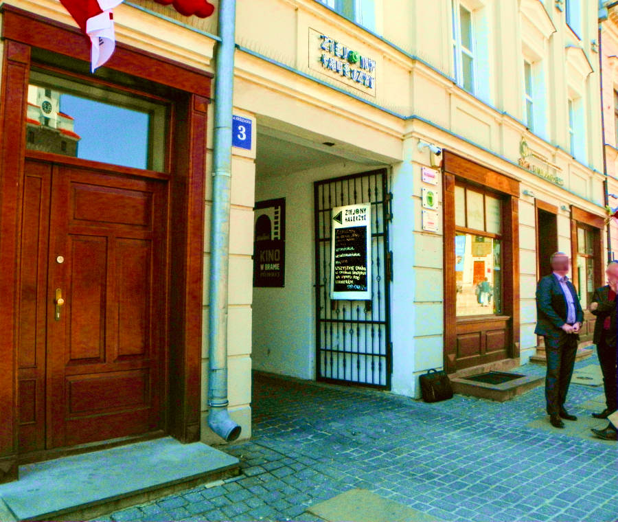 Menu restauracji Zielony Talerzyk zamieszczone w bramie kamienicy przy Królewskiej 3 w Lublinie
